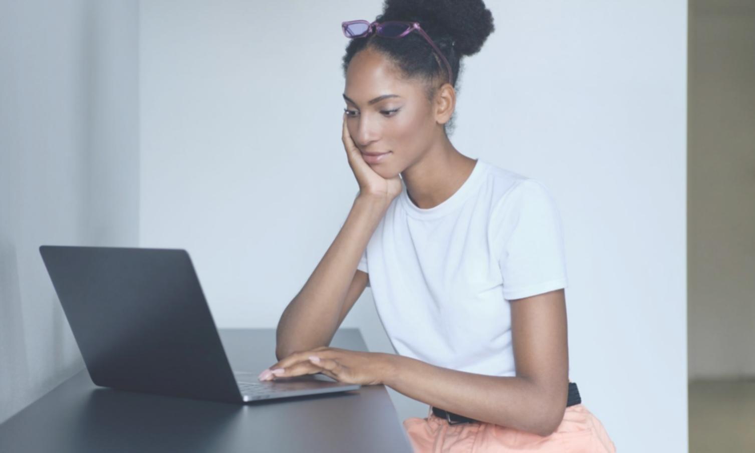 Scena urbana notturna con neon e riflessi